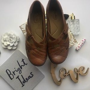Clark’s• brown leather• flat